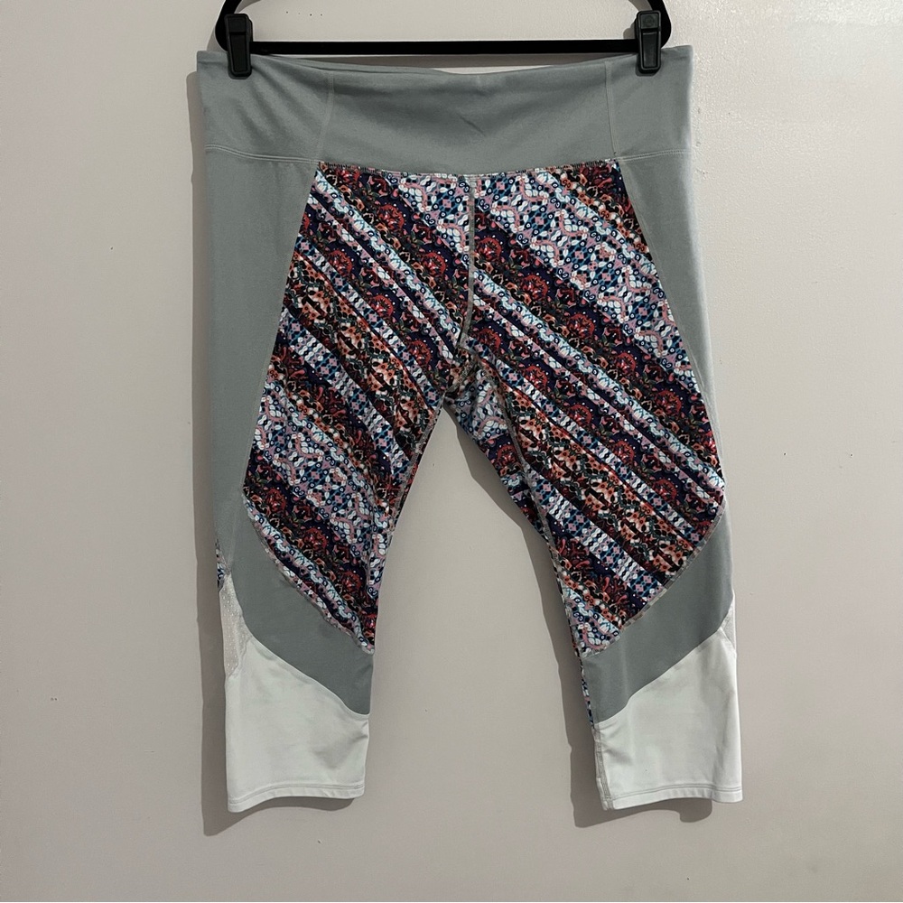 Athleta Gray and White Leggings with Stretchy Fabric cropped 1X